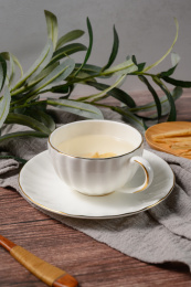 桌面上的杯子里的甘甜可口的天麻茶