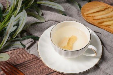 桌面上的杯子里的甘甜可口的天麻茶