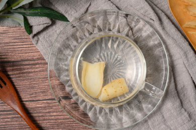 桌面上的杯子里的甘甜可口的天麻茶