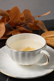 桌面上的杯子里的甘甜可口的天麻茶
