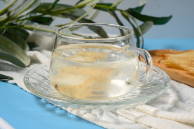 桌面上的杯子里的甘甜可口的天麻茶