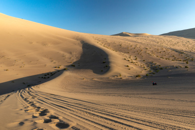 中国甘肃敦煌月牙泉风景区沙丘上的车印