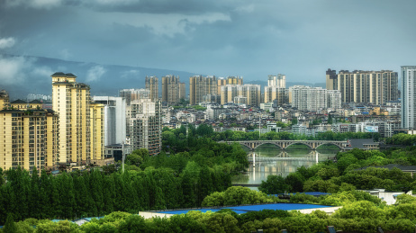 中国湖北宜昌夷陵区雨中的城市