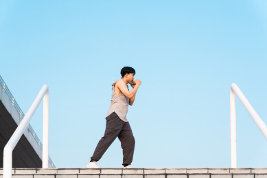 亚洲运动男生在户外练习拳击防御式