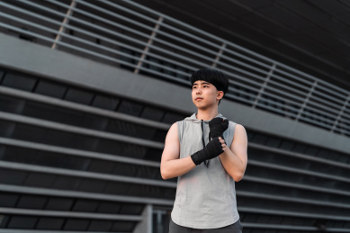 亚洲男生在户外缠拳击绷带