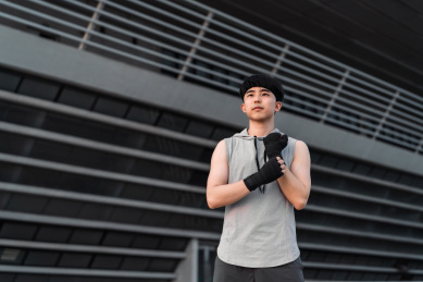 亚洲男生在户外缠拳击绷带