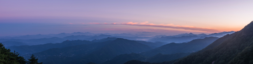 湖北大别山薄刀峰绚丽的黎明风景