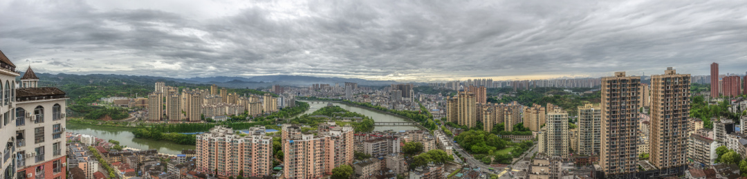 中国湖北宜昌雨季全景图