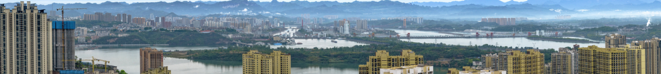 中国湖北宜昌雨季全景图