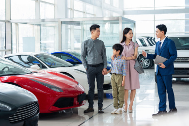 汽车销售人员为三口之家介绍