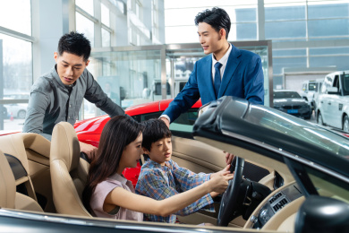 汽车销售人员为三口之家介绍