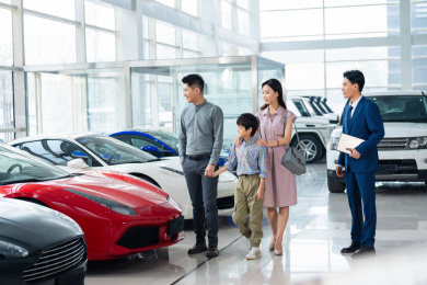 汽车销售人员为三口之家介绍