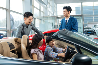 汽车销售人员为三口之家介绍