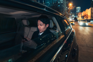 车内的青年商务男人使用手机