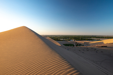 金字塔型的沙丘纹理和沙漠风光
