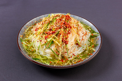 深色底上的一盘冷面