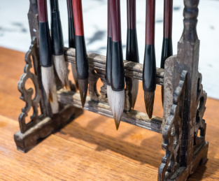 悬挂着的毛笔笔尖