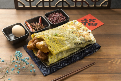 天津特写小吃煎饼果子摆放在木桌面上