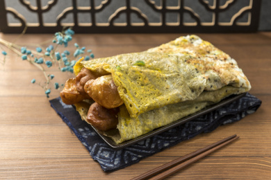 天津特写小吃煎饼果子摆放在木桌面上