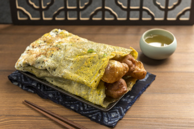 天津特写小吃煎饼果子摆放在木桌面上