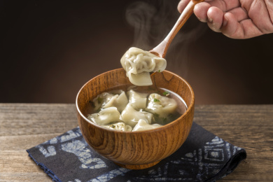 一碗馄饨云吞摆放在桌面上特写