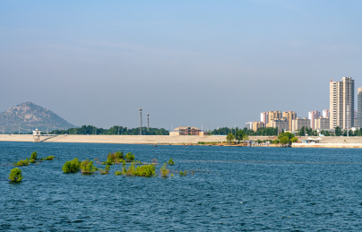 山东济宁邹城孟子湖夏天自然风景景观