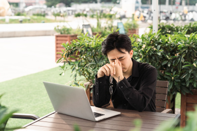 亚洲商务男士疲惫地摘下眼镜休息