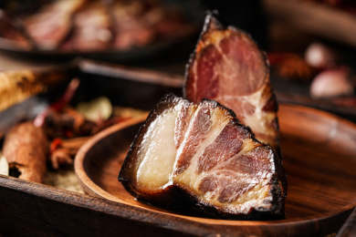 木板背景上传统美食农家美食烟熏腊肉