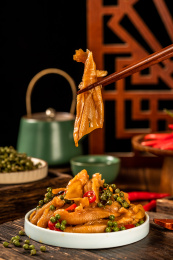 木板背景上一盘藤椒鸭爪