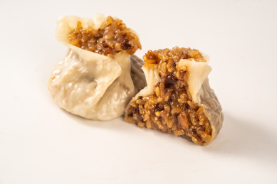 白色背景上的美味烧卖