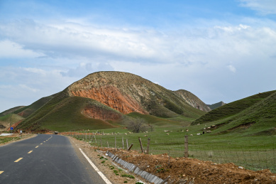 中国新疆国防公路上的风景
