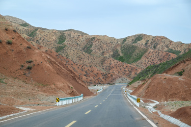 中国新疆国防公路上的风景