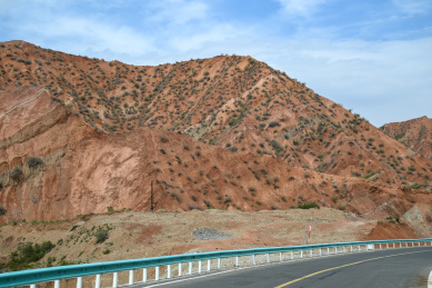 中国新疆国防公路上的风景