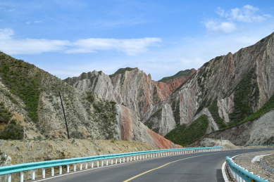 中国新疆国防公路上的风景