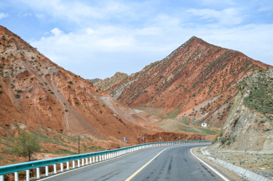 中国新疆国防公路上的风景