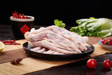 深底上的新鲜鸭掌