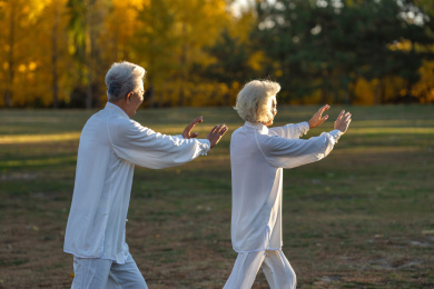 老年夫妇正在练太极拳