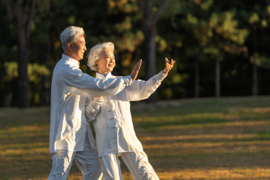 老年夫妇正在练太极拳