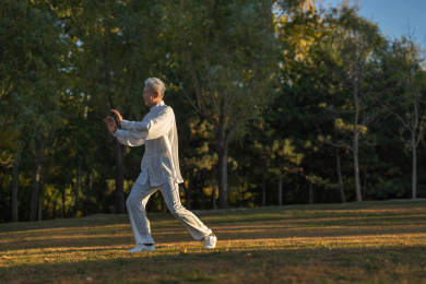 户外老年人正在练太极拳