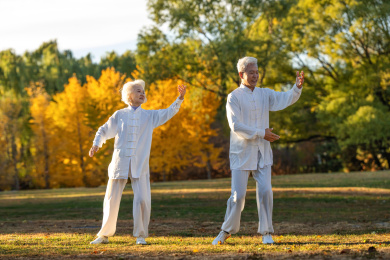 老年夫妇正在练太极拳
