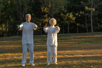 老年夫妇正在练太极拳