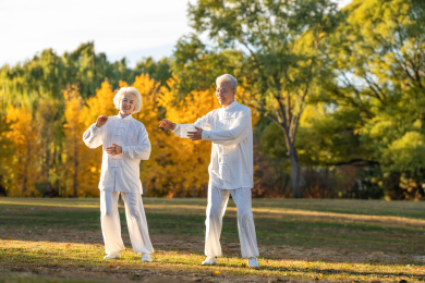 老年夫妇正在练太极拳