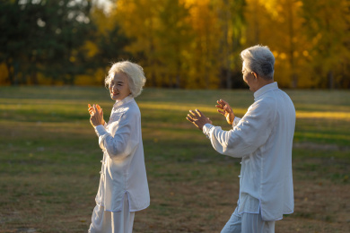 老年夫妇正在练太极拳