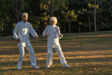 老年夫妇正在练太极拳