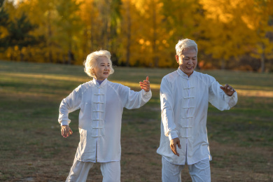 老年夫妇正在练太极拳