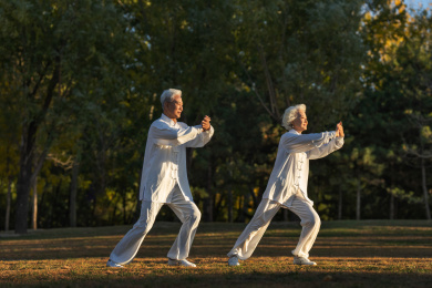老年夫妇正在练太极拳