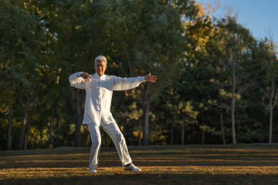 户外老年人正在练太极拳