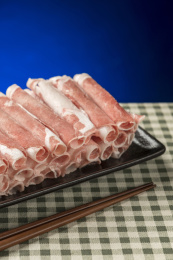 一盘羊肉片摆放在桌面上特写