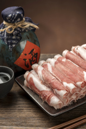 一盘羊肉片摆放在桌面上特写