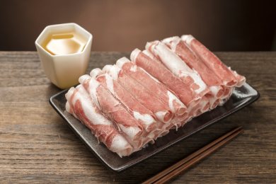 一盘羊肉片摆放在桌面上特写